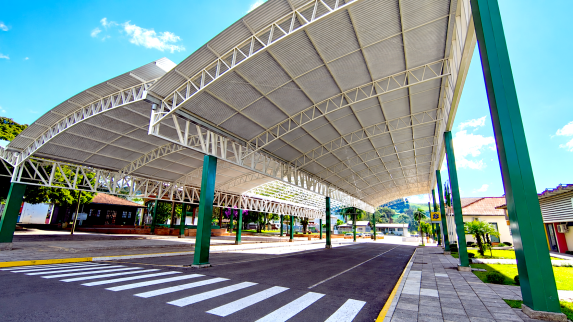 Rua_limpa_com_faixa_de_pedestres.png